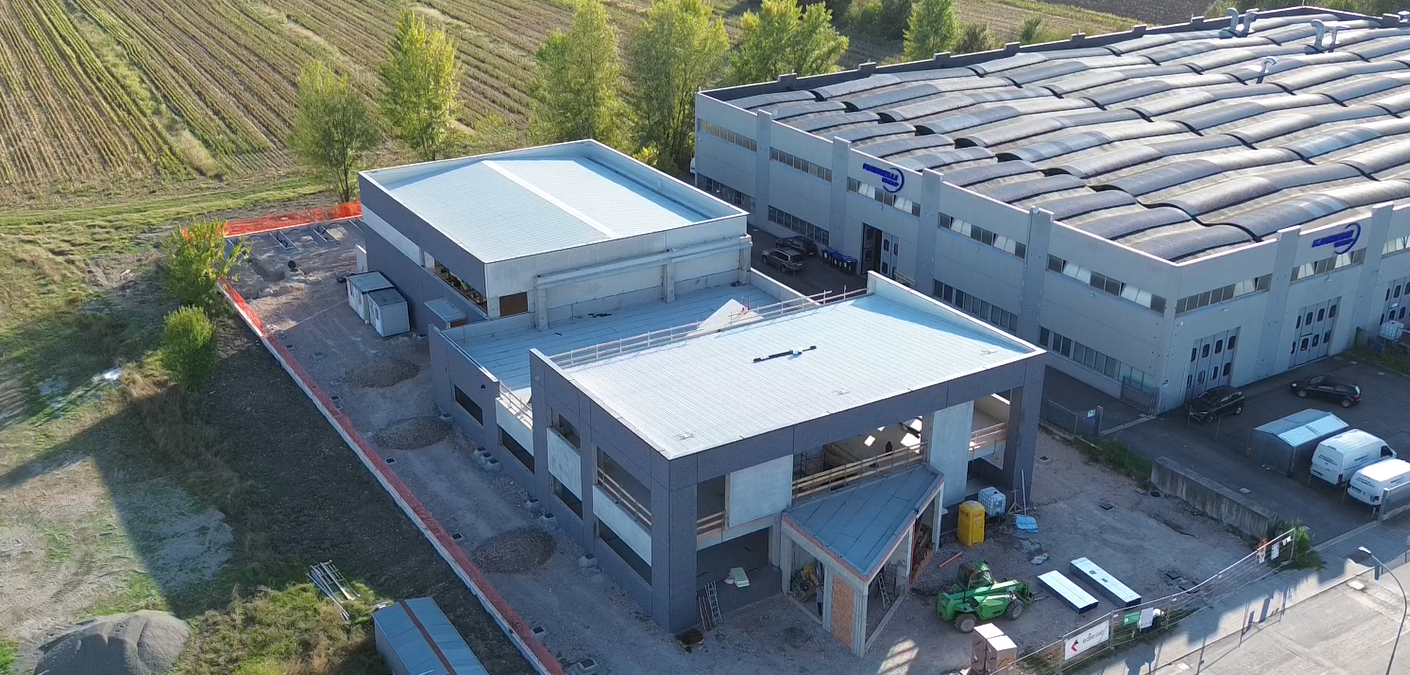 Foto fatta con il drone dall'alto dell'avanzamento dei lavori del cantiere della nuova sede di Energy Intelligence.